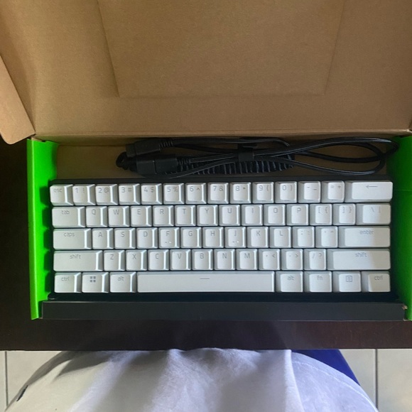 Razor Huntsman Mini Special Edition White 60% Keyboard - Picture 3 of 3